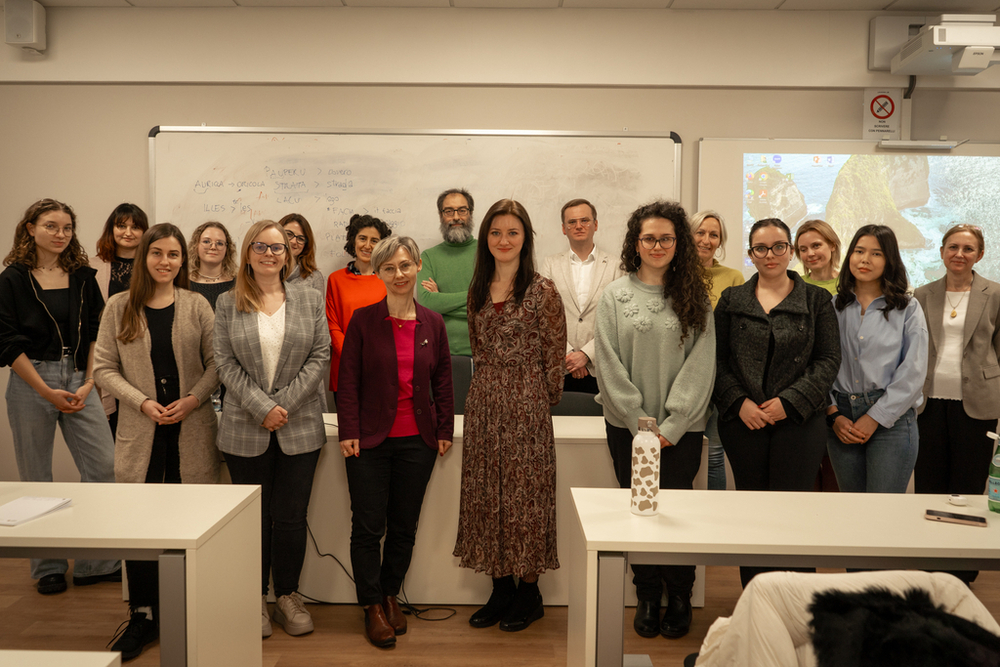 People working within the project in a group photo with the participants of the Polish language turbo course